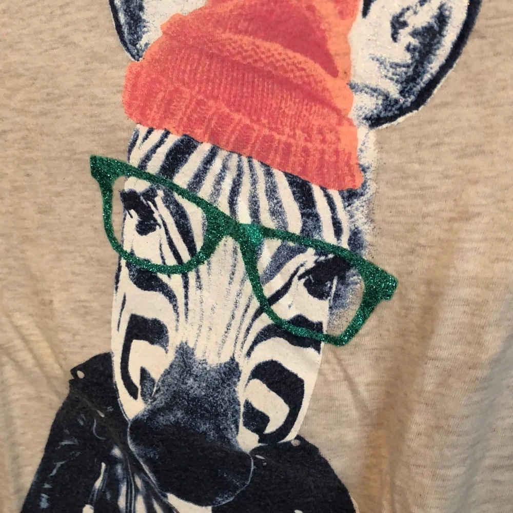 Old Navy Zebra Graphic T-shirt in Oatmeal Heather Size Medium 8 Girls